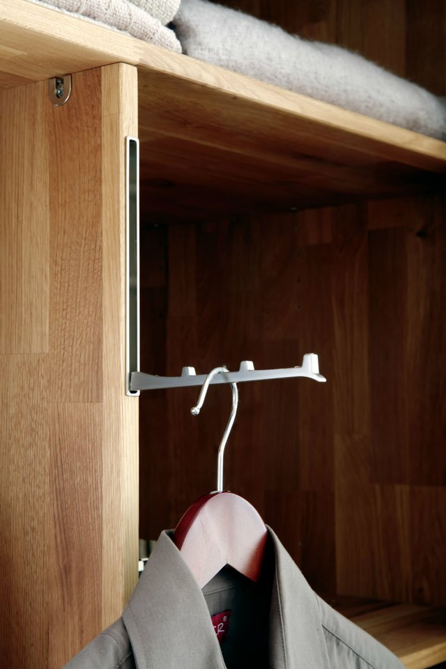 Lars Olesen Rödemis Kleiderschrank Wildeiche – Skandinavisches Design Bild 9