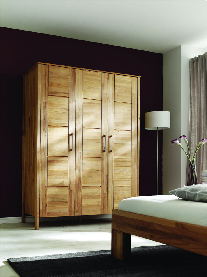 Kleiderschrank Modern Zen aus Massivholz mit Kassettentüren Bild 4