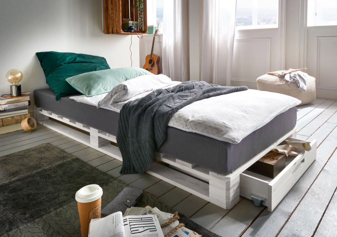 Palettenbett mit Schublade Preview Image