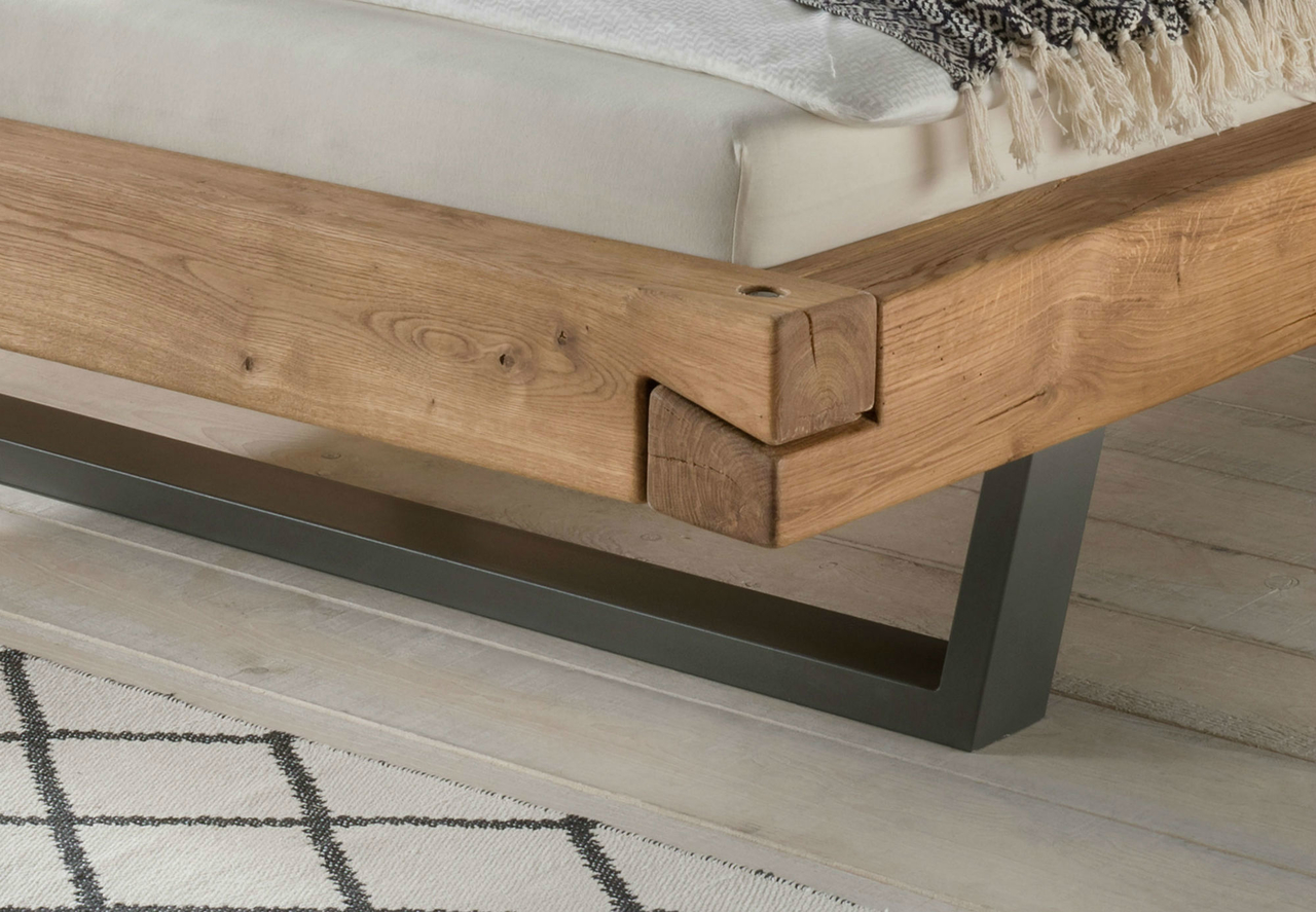 Schwebe Balkenbett Wildeiche Massivholz mit Metallgestell Bild 5
