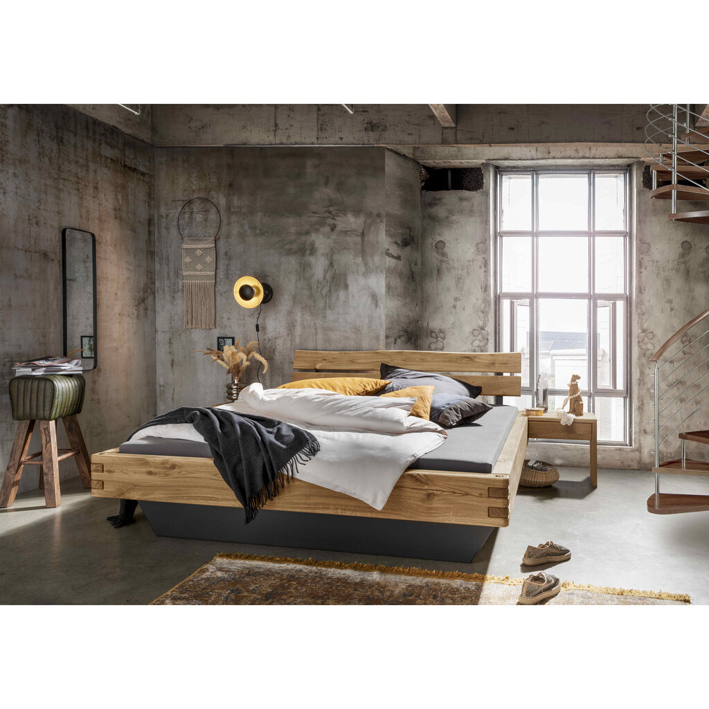 Balkenbett Woodstock auf Schwebe-Holzunterbau mit Holzkopfteil und Nachtkommode L-Form Preview Image
