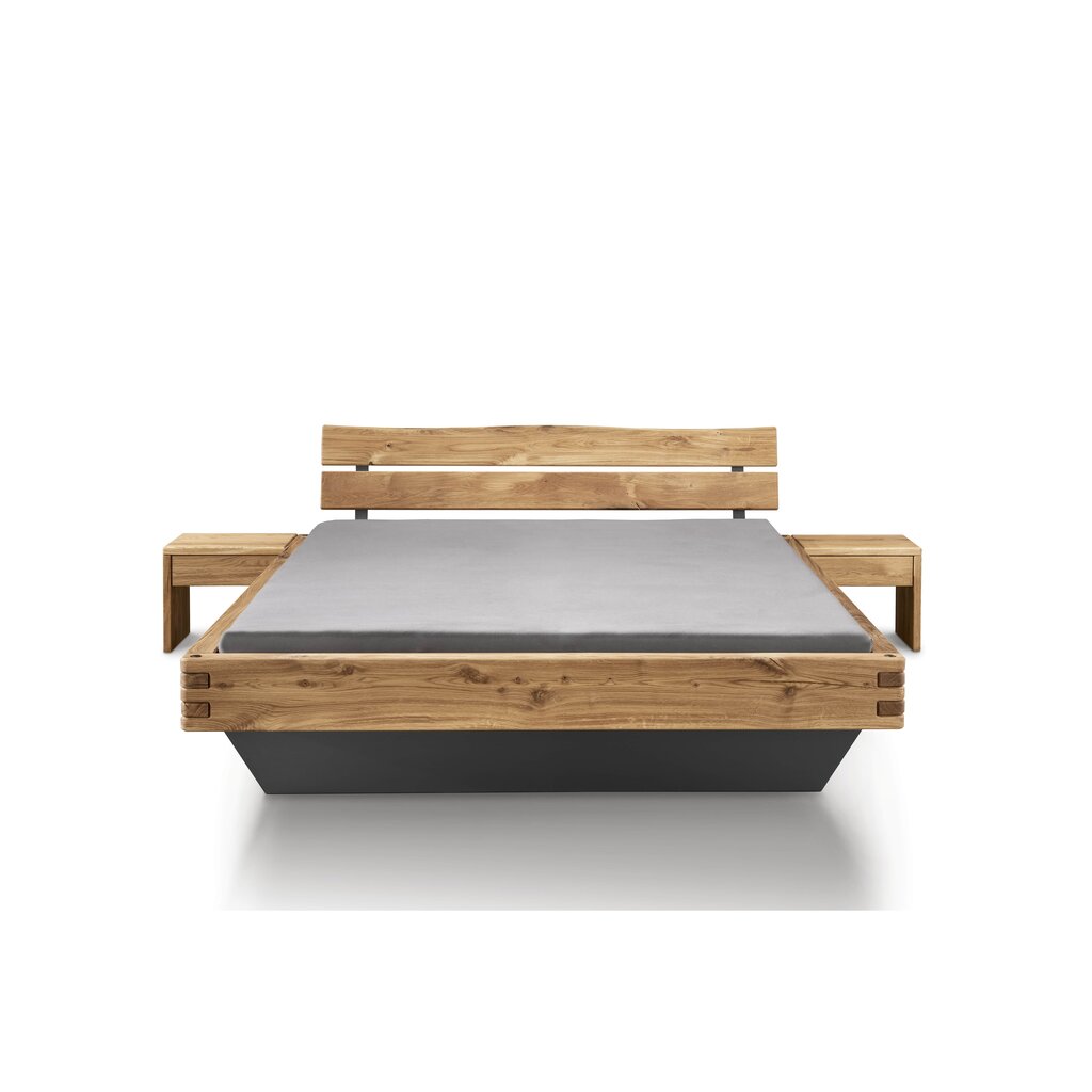 Balkenbett Woodstock auf Schwebe-Holzunterbau mit Holzkopfteil und Nachtkommode L-Form
