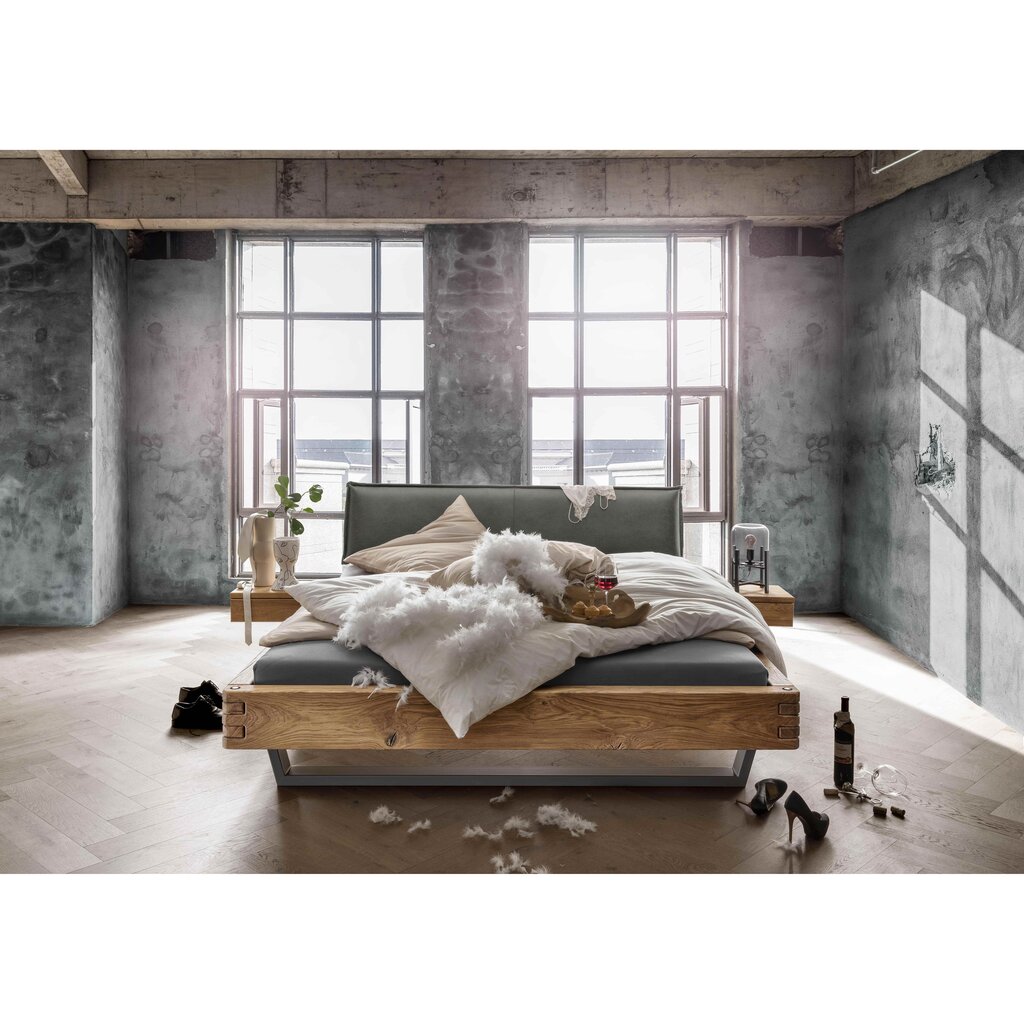 Balkenbett Woodstock mit Stoffkopfteil und Hängenachtkommode auf Schwebe Metallkufen aus massiver Wildeiche Preview Image