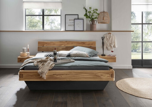 Impressionen zu TPT Balkenbett Woodstock mit Schwebe Holzunterbau und Hängenachtkommoden aus massiver Wildeiche, Bild 1