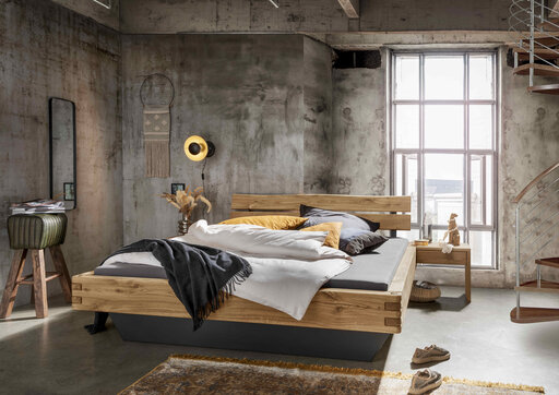 Impressionen zu TPT Balkenbett Woodstock auf Schwebe-Holzunterbau mit Holzkopfteil und Nachtkommode L-Form, Bild 1