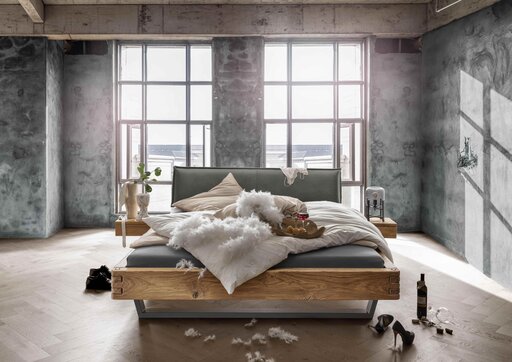 Impressionen zu TPT Balkenbett Woodstock mit Stoffkopfteil und Hängenachtkommode auf Schwebe Metallkufen aus massiver Wildeiche, Bild 1