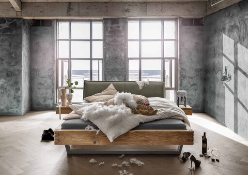 Impressionen zu TPT Balkenbett Woodstock mit Stoffkopfteil und Hängenachtkommode auf Schwebe Metallkufen aus massiver Wildeiche, Bild 2