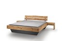 Balkenbett Woodstock auf Schwebe-Holzunterbau mit Holzkopfteil und Nachtkommode L-Form 140 x 200 cm